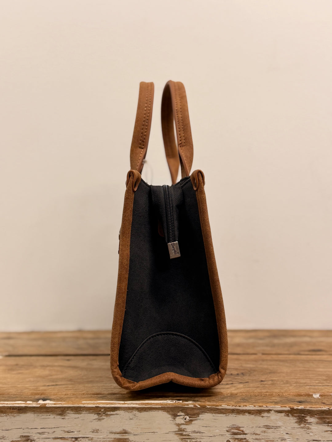 WRANGLER FEATURE BUCKLE CROSSBODY BAG